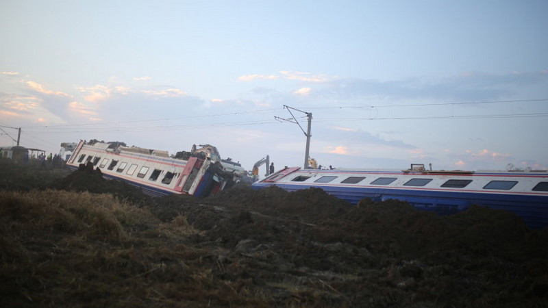 Шофьор на камион загина при катастрофа с влак в Словакия, 21 души са ранени